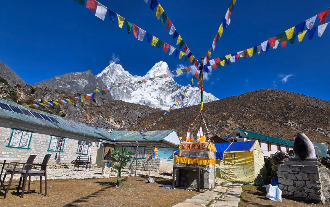 amdablam-with-prayer-flags.avif