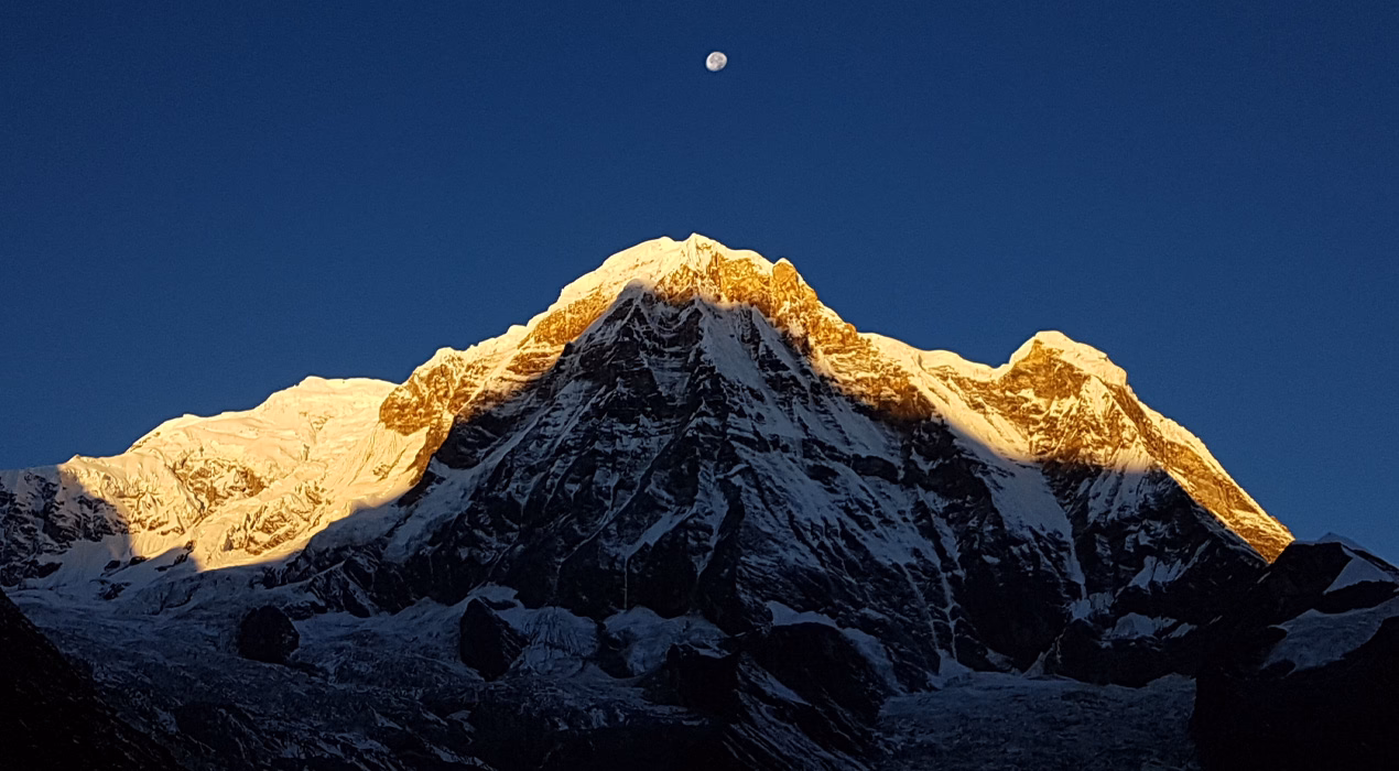 annapurna-sunrise-reflection-and-moon.avif