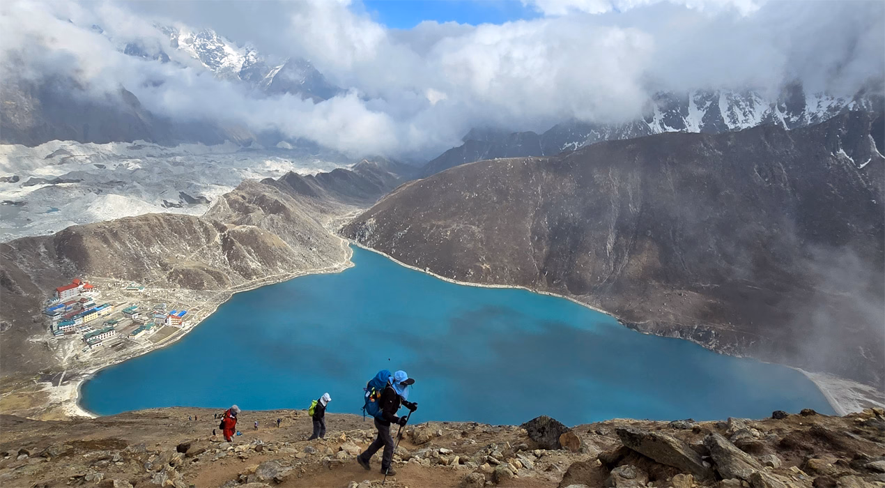 climbing-to-gokyo-ri.avif